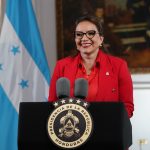 La primera mujer presidenta del país Xiomara Castro entregó hoy en la  comunidad de Santa María, Danlí, El Paraíso, los primeros 786 Bonos Tecnológicos Productivos que son parte de los 400 mil a distribuirse este año a nivel nacional y que generarán unos 200 mil empleos.