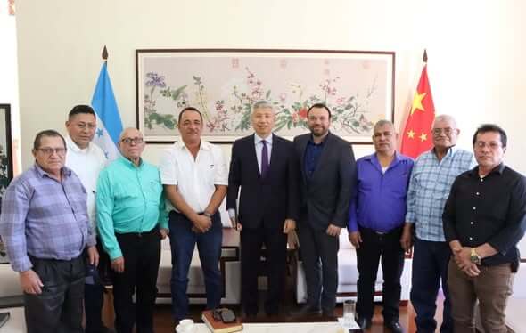 Representantes del sector palmero hondureño dialogan con el Embajador de China en Honduras sobre oportunidades de cooperación.