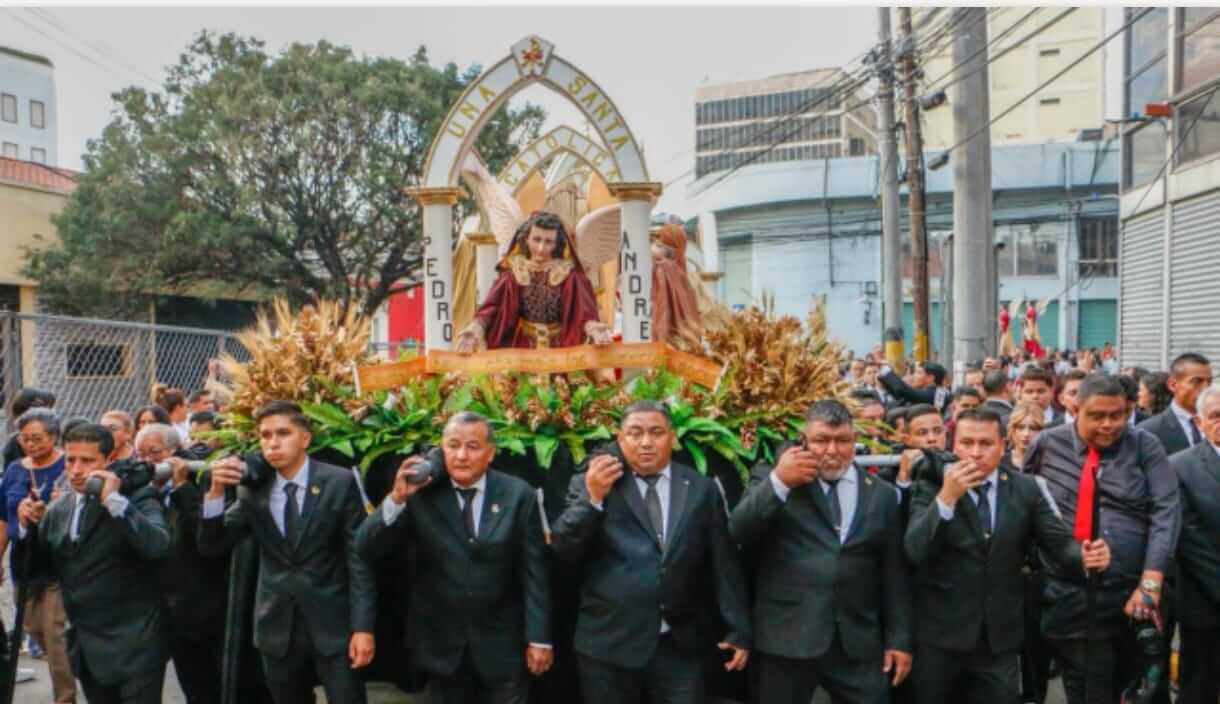 Feligreses participan en la procesión del Santo Entierro en Tegucigalpa