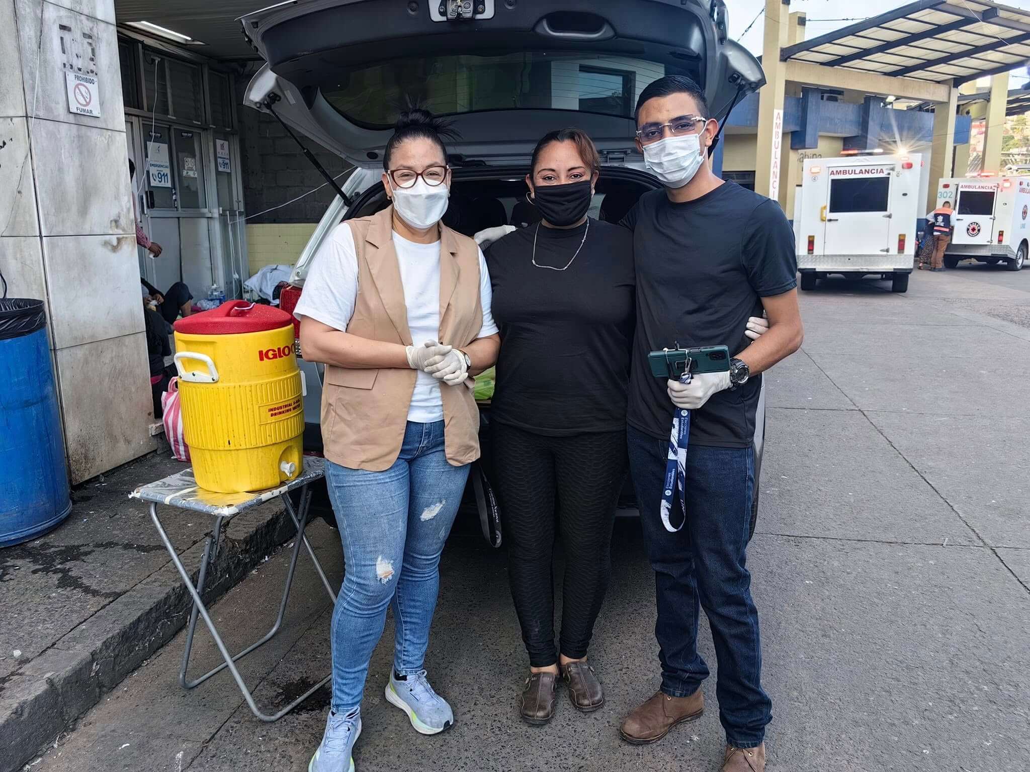 Personas realizando actividades de voluntariado y apoyo comunitario