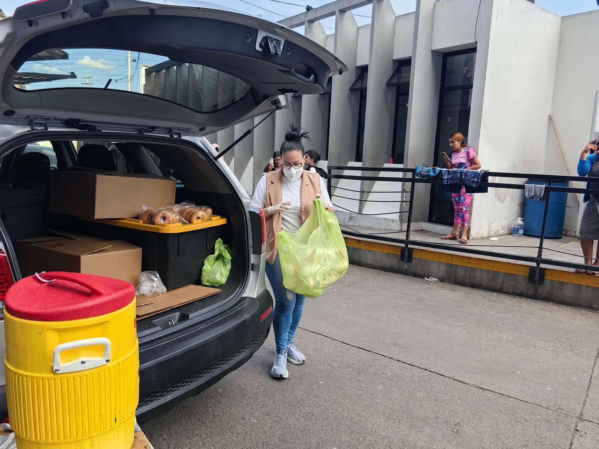 Colaborando en actividades de apoyo comunitario